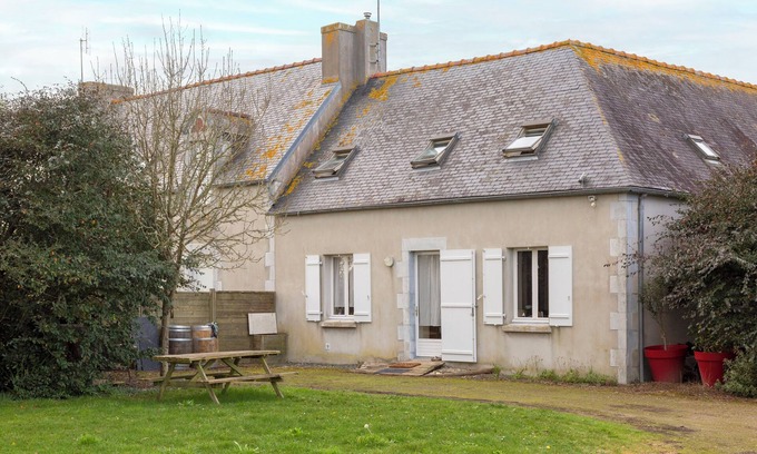 Plobannalec-Lesconil House | Holiday Home 'Gite Terre Mer Des Sables Blancs' with Private Terrace, Private Garden and Wi-Fi