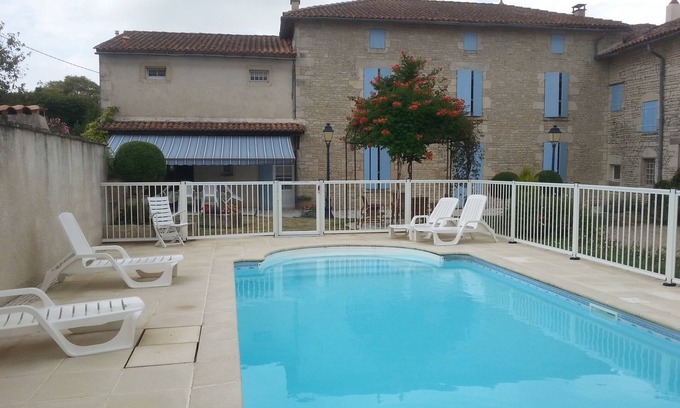 Fontaine Chalendray House | Relaxing Holiday Home 'Gite L'ouche De Mai' with Pool