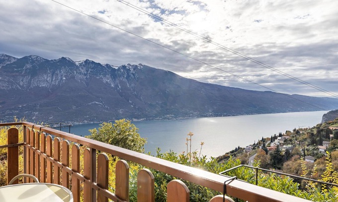Pieve House | Inviting 'Casa Elena' with Lake View and Private Garden
