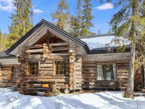 Salla House | Family-Friendly Holiday Home Örtsylä b with Hot Tub