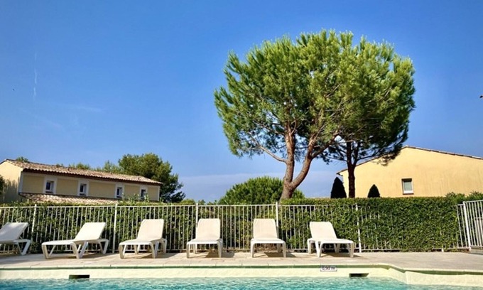 Mallemort House | Relaxing Villa Mallemort with Pool & Spa for 6 Guests