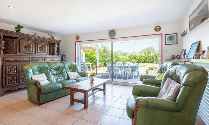Penmarch House | Holiday Home 800 m From the Beach with Private Terrace and Private Garden