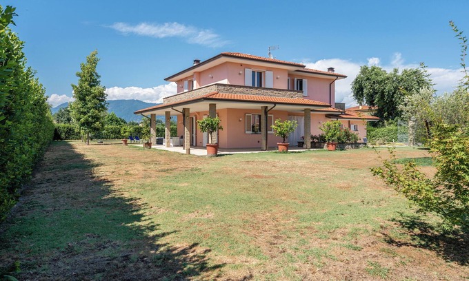 Capannori House | Holiday Home 'Angela' with Private Garden, Wi-Fi and Air Conditioning