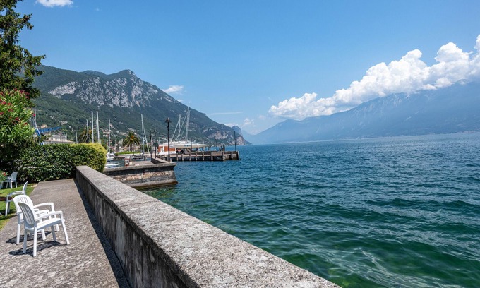 Bogliaco Apartment | Relax at Holiday Home 'Appartamento 303' with Pool Access