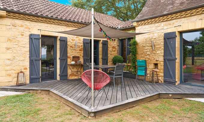 Vitrac House | Holiday Home 'Au Bout Du Chemin - Vue Château' with Private Terrace, Wi-Fi and Air Conditioning