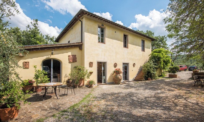 Radda in Chianti House | Inviting Holiday Home 'Beretone' with Mountain View & Wi-Fi
