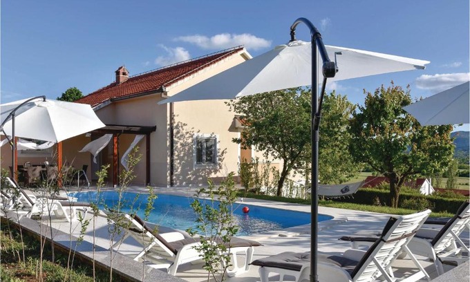 Bajagic House | Relaxing Home in Bajagic with WiFi and Pool Access