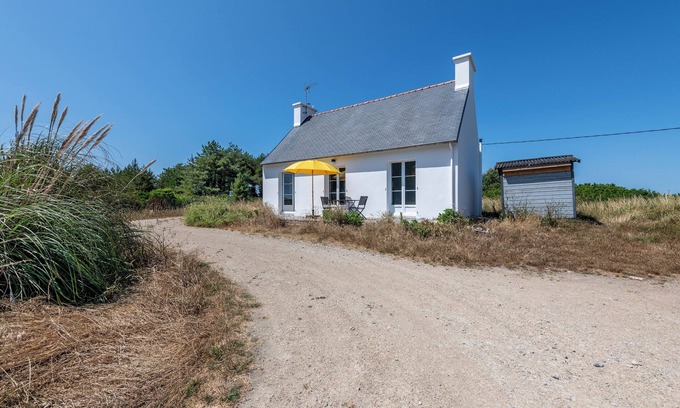 Esquibien House | Beach House: Oceanfront Retreat with Private Garden & Wi-Fi