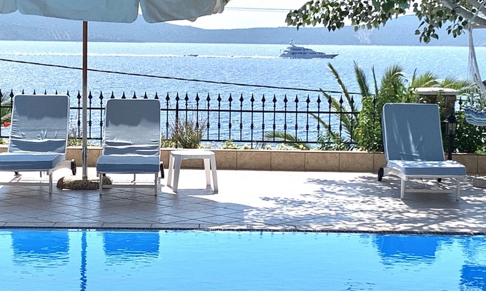 Nimfea House | Beach Villa Alonissos: Cozy Retreat with Shared Pool & Wi-Fi