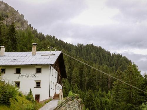 Spiss House | Discover BergGLÜCK: Family-Friendly 4-Star Getaway