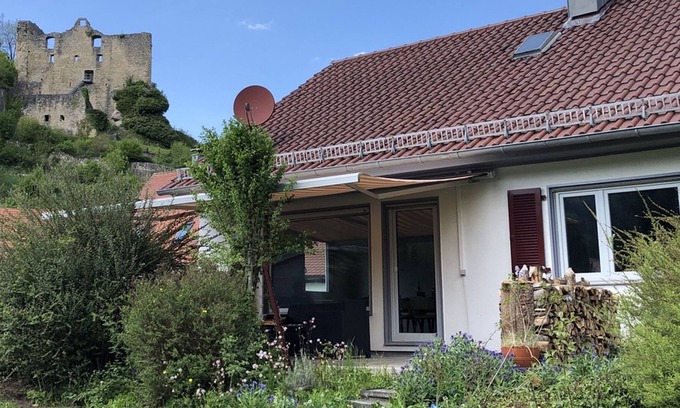 Bichishausen House | Holiday Home 'Bibernest' with Private Terrace, Shared Garden and Wi-Fi
