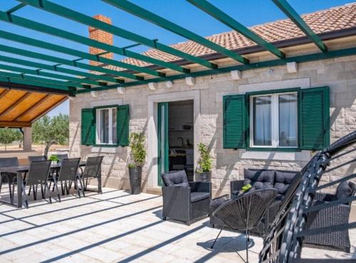 Praznica House | Relaxing Retreat at Holiday Home Bračuta with Ocean Views