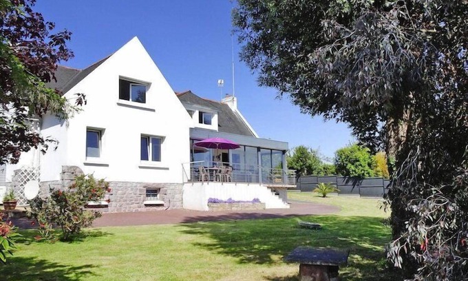 Ploubazlanec House | Pet-Friendly Cottage in Ploubazlanec with Breakfast Included