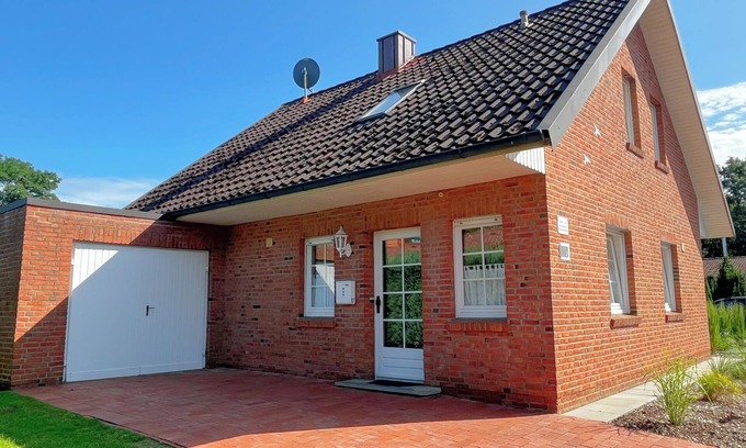 Haseluenne House | Idyllic Holiday Home "Ferienhaus am See" with Garden & Spa