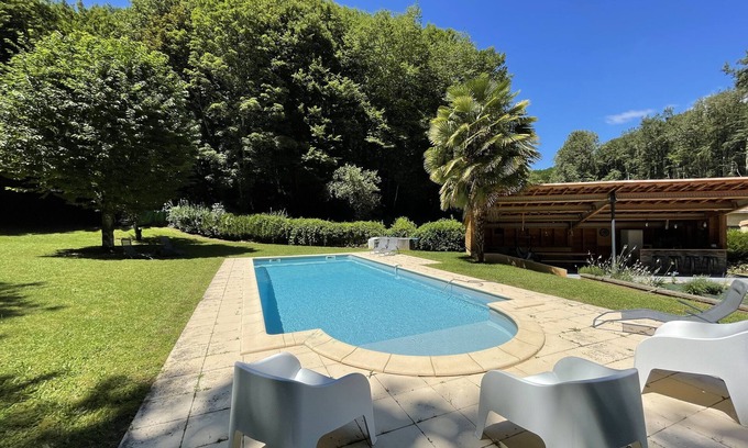 Vitrac House | Relaxing Holiday Home 'Calama Selva Vitrac' with Pool & Wi-Fi