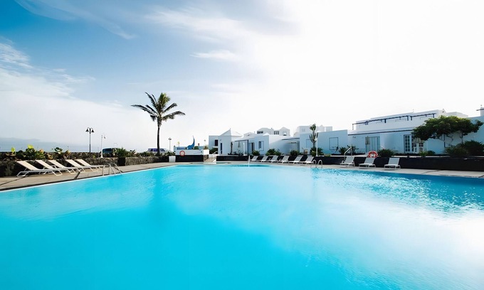 Arrieta House | Holiday Home 'Caleta Campos Bungalows' with Sea View, Shared Pool and Wi-Fi