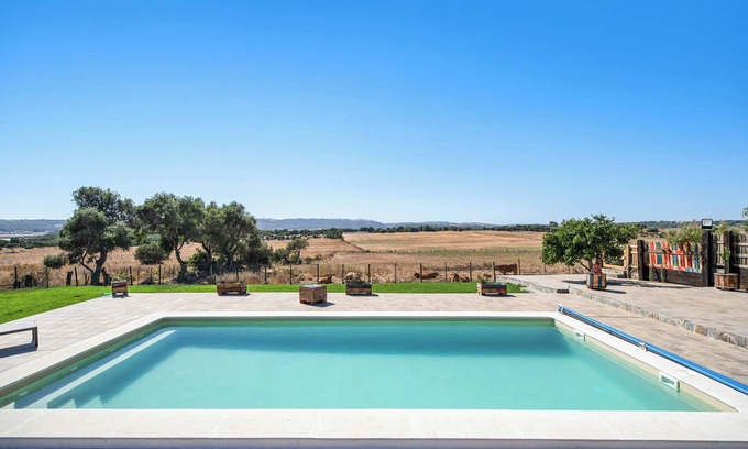 Barbate House | Inviting Holiday Home 'Casa Andrea' with Mountain View & Pool