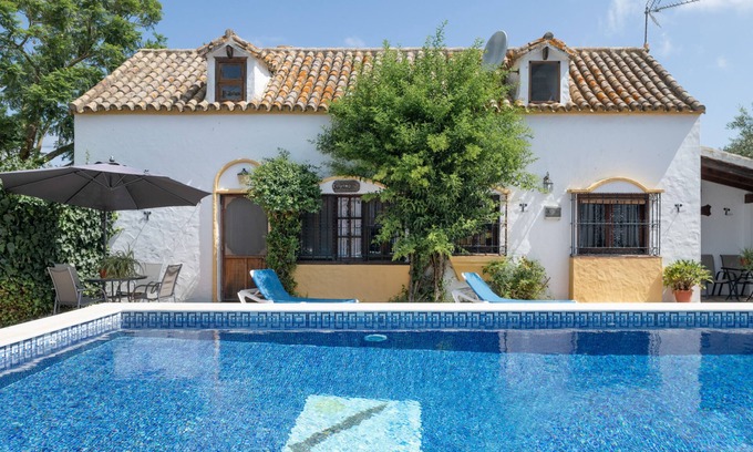 Barbate House | Holiday Home 'Casa El Pino' with Shared Pool, Wi-Fi and Air Conditioning