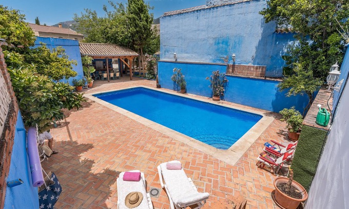 Illora House | Holiday Home 'Casa Familiar De Illora with Pool' with Mountain Views