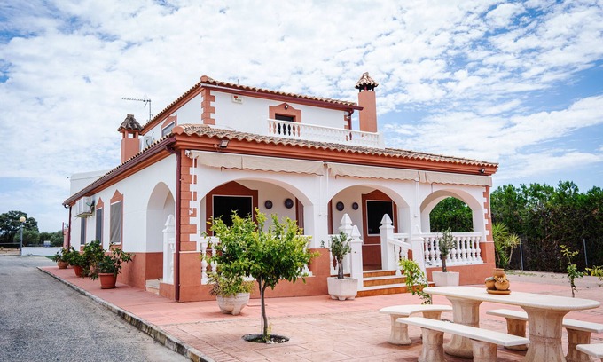 La Carlota House | Holiday Home 'Casa Martina' with Private Pool, Wi-Fi and Air Conditioning