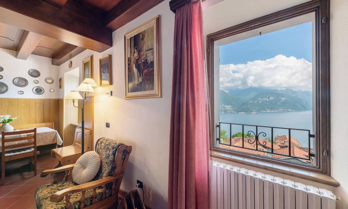 Naggio House | Holiday Home 'Casa Martino' with Lake View and hot tub