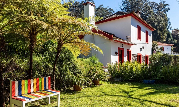 Camacha House | Holiday Home "Casa Pinheiro" with Mountain View, Garden & Wi-Fi