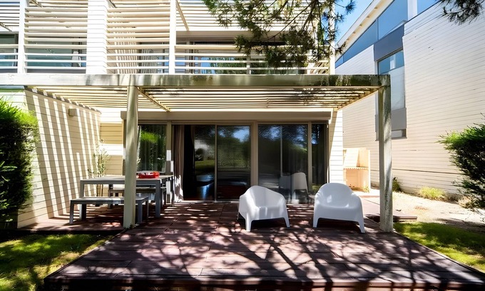 Carvalhal House | Holiday Home 'Casa Tróia' with Private Garden, Wi-Fi and Air Conditioning