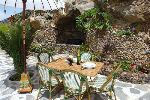 Guia de Isora House | Idyllic Oceanfront Holiday Home in Torre del Sol, Vera de Erques