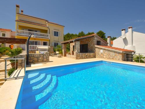 Iz House | Top-Rated Holiday Home Cici with Oceanfront Pool Access