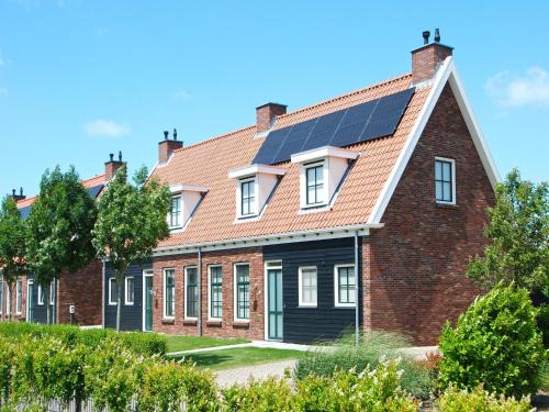 Colijnsplaat House | Inviting Holiday Home in Colijnsplaat with Hot Tub