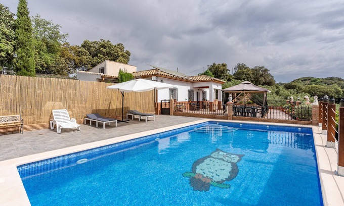 Montefrio House | Idyllic Cortijo La Solana Montefrío: Pool, Wi-Fi & Mountains
