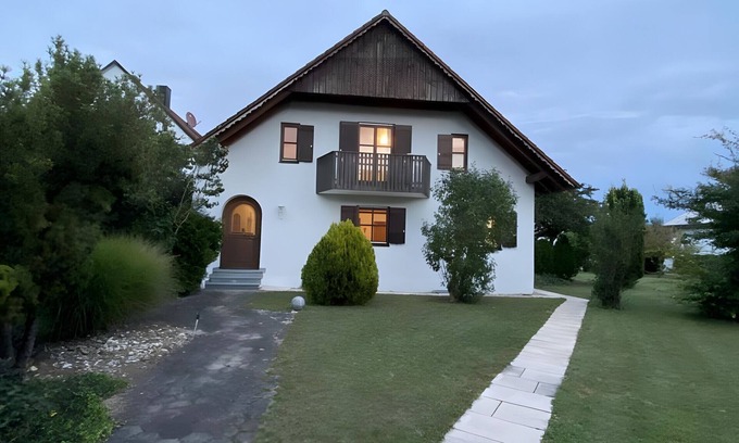 Pforring House | Holiday Home 'Country House in Pförring' with Balcony and Wi-Fi