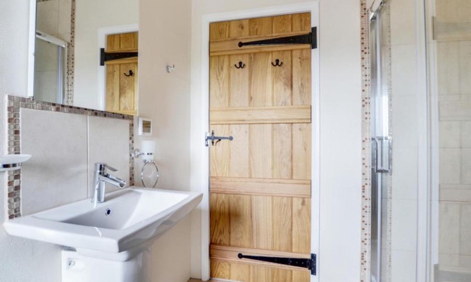 Worlington House | Cozy Retreat at Holiday Home Crow with Relaxing Hot Tub