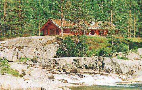 Øvre Ramse House | Cozy Retreat in Dølemo with Scenic House Sea View