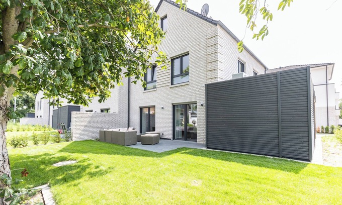 Lembruch House | Holiday Home 'Das Strandhaus 2' with Shared Terrace and Wi-Fi