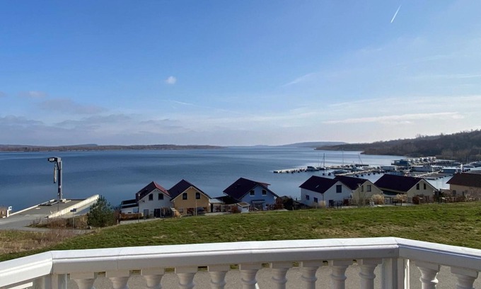 Mucheln House | Holiday Home 'Ferienhaus Seeblick - Marina Mücheln' with Lake View, Private Terrace and Wi-Fi