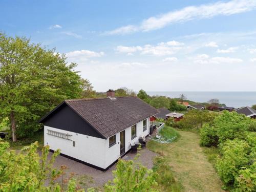 Vang House | Cozy Holiday Home Dika Near the Sea in Bornholm