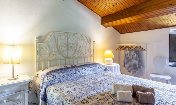 Monteggiori House | Cozy Holiday Home 'Domino Cottage Monteggiori' with Wi-Fi