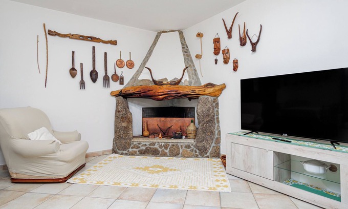 Arzachena House | Cozy Holiday Home 'Domus Veldi Frandre' with Wi-Fi & Spa