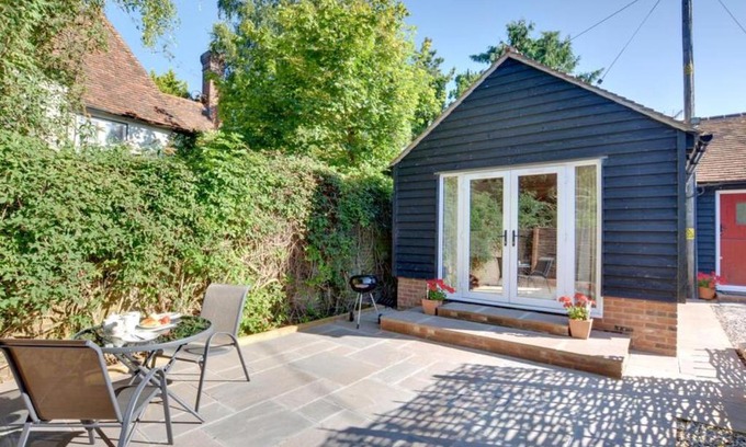 Maidstone House | Family-Friendly Holiday Home East Hall Hill with Kitchen