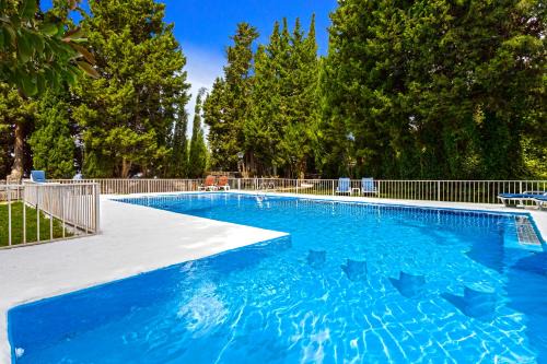 Alcaucin House | Idyllic Holiday Home El Alcázar with Oceanfront Pool