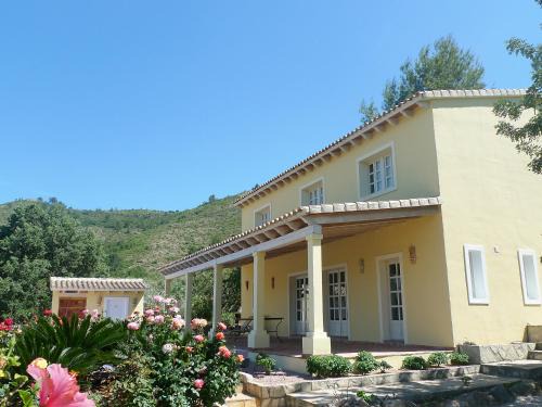 Adsubia House | Family-Friendly Holiday Home Eretat with Pool & High Ratings