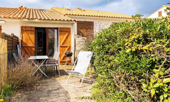 Pornic House | Holiday Home 'Esprit Familiale Et Océan' with Private Pool, Private Garden and Balcony