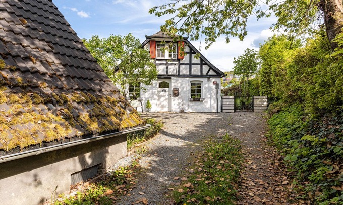 Eslohe House | Holiday Home 'Fachwerk 1764' with Private Terrace, Private Garden and Wi-Fi