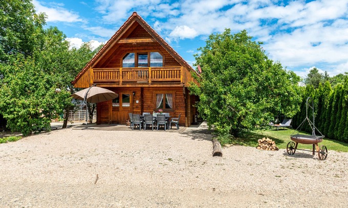 Leibertingen House | Guest Rated 10/10: Holiday Home with Terrace & Garden