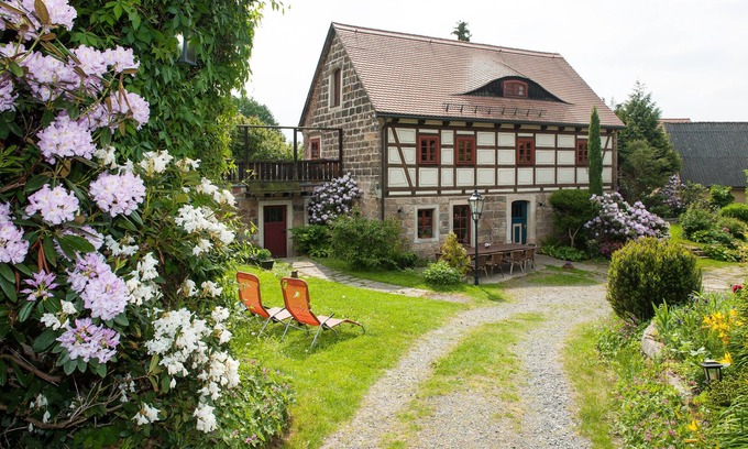 Graupa House | Serene Holiday Home 'Ferienhaus Zum Rundling' with Garden