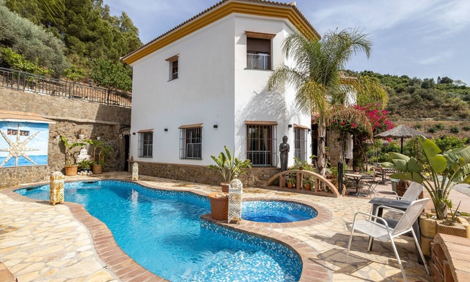 Sayalonga House | Finca Arrijana: Mountain Views with Pool & Wi-Fi Access