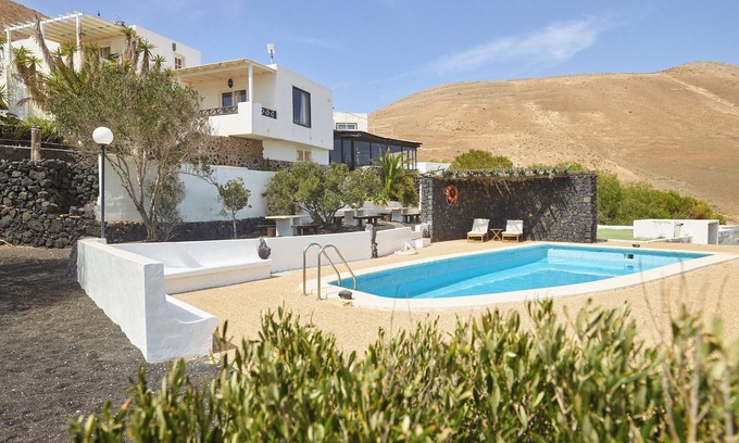 Yaiza House | Inviting Holiday Home 'Finca La Calerita B' with Sea View