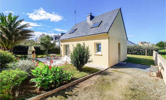 Plouguerneau House | Cozy Pet-Friendly Retreat in Plouguerneau with Kitchen