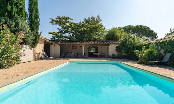 Camaret-sur-Aigues Villa | Experience 'Le Gîte De Tante Berthe' with Pool & Mountain Views